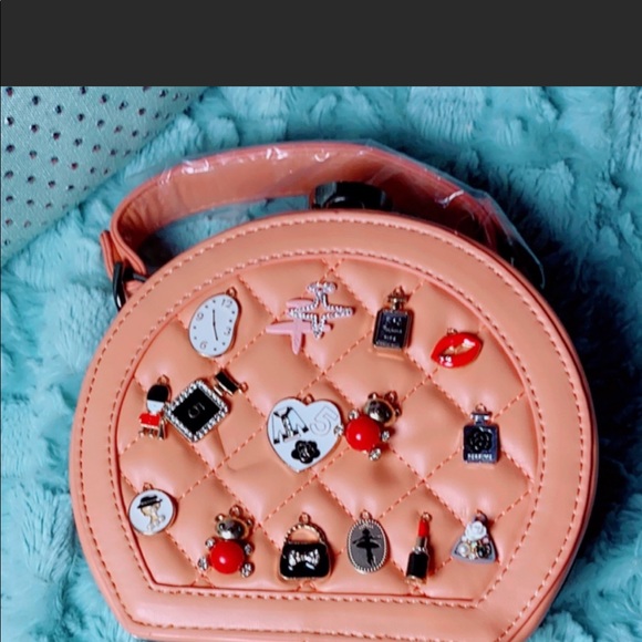 Not Your Chanel Bag 🍑 - Picture 3 of 9